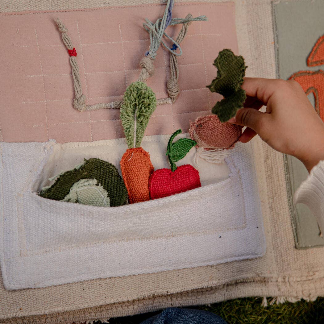 Textile book "Cool kids eat healthy": 97 % cotton 3 % other fibre / 1' x 11"