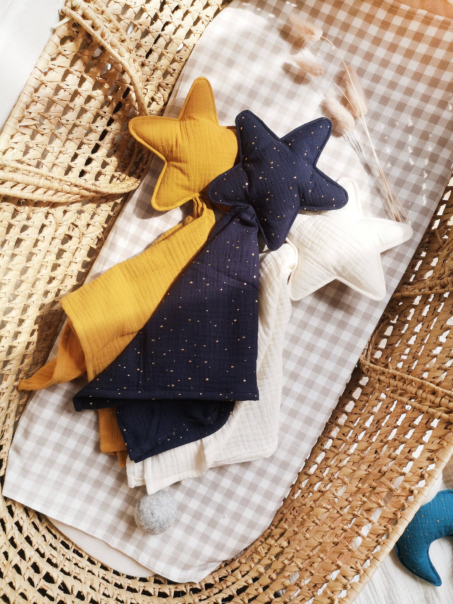 Star comforter - Baby security blanket: MUSTARD