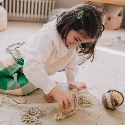 Snail Toy Set: 1' 8" x 2' 2"