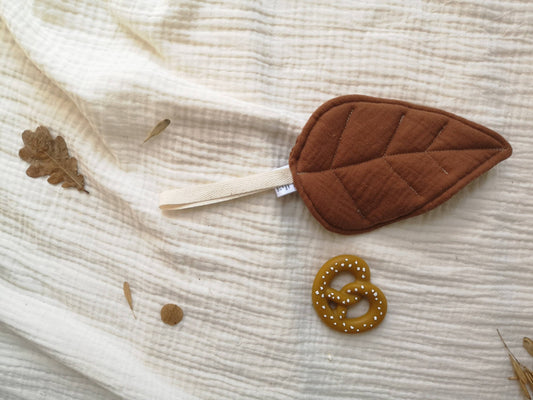 Leaf pacifier clip: RUST