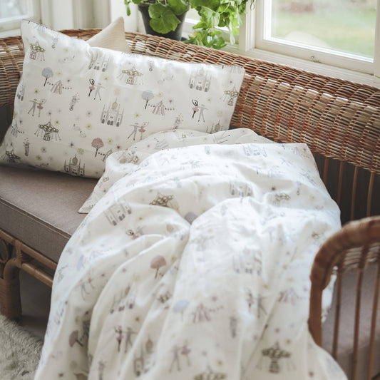 Adventures in Wonderland Twin Set - Ivory: Set (Duvet Cover + Pillowcase)