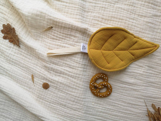 Leaf pacifier clip: MUSTARD YELLOW