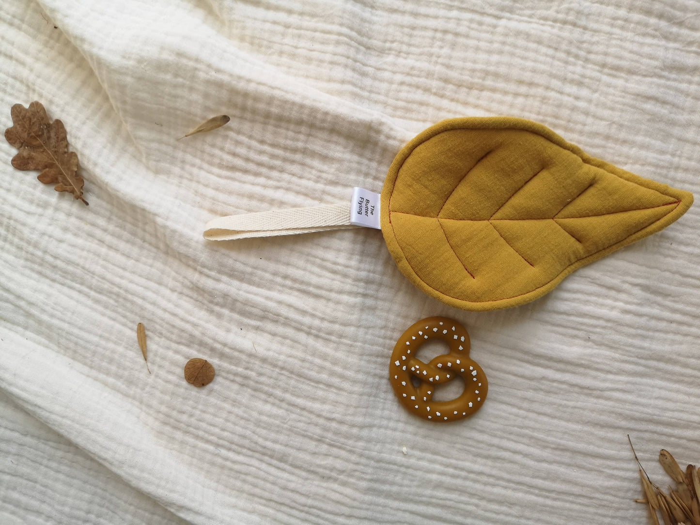 Leaf pacifier clip: RUST