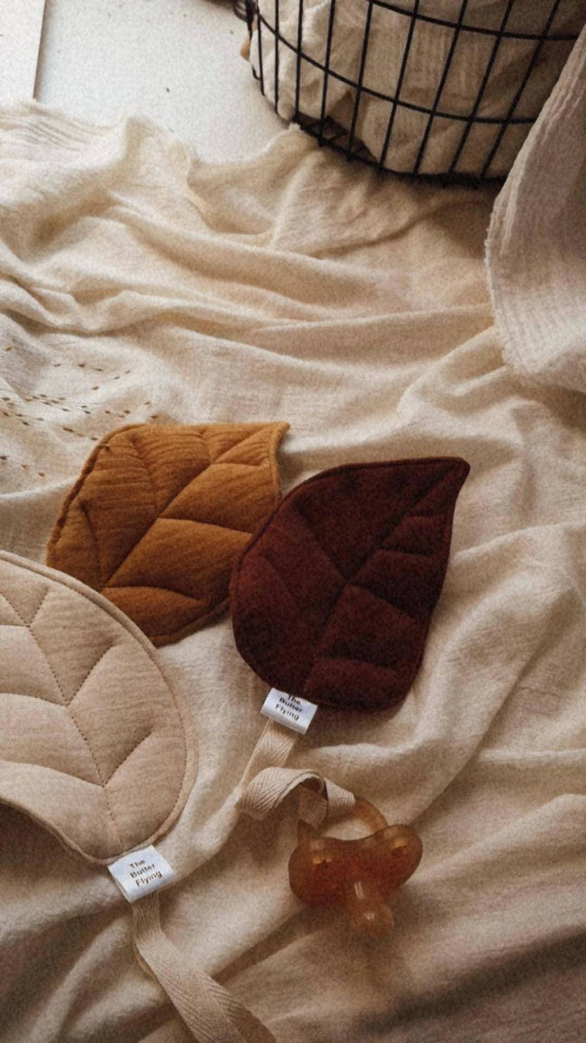 Leaf pacifier clip: RUST