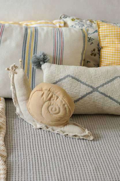 Cushion Lazy Snail: 1' 6" x 2'