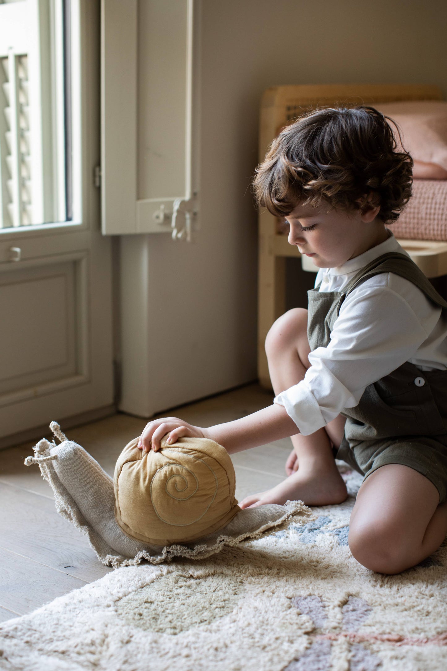 Cushion Lazy Snail: 1' 6" x 2'