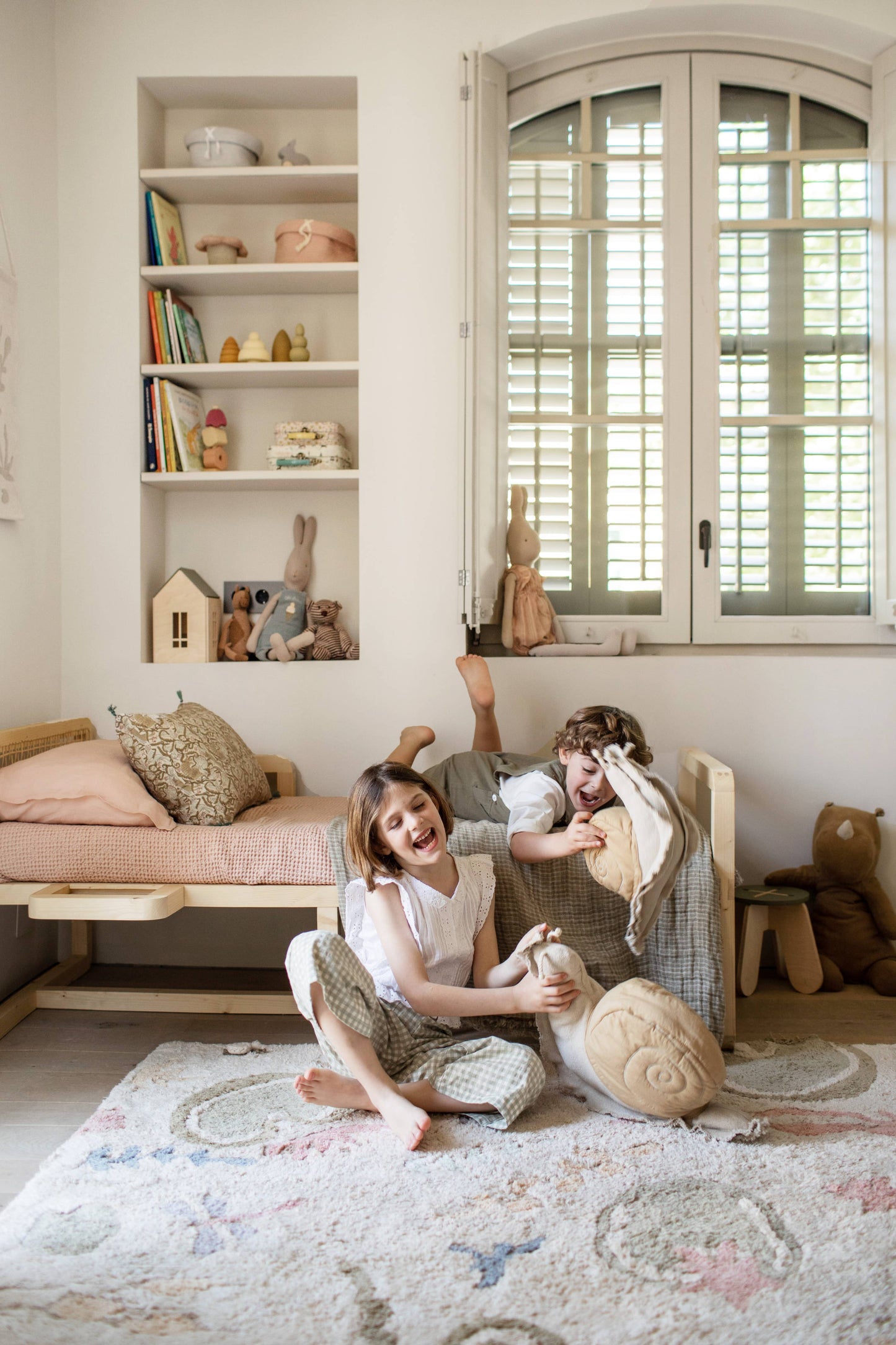 Cushion Lazy Snail: 1' 6" x 2'