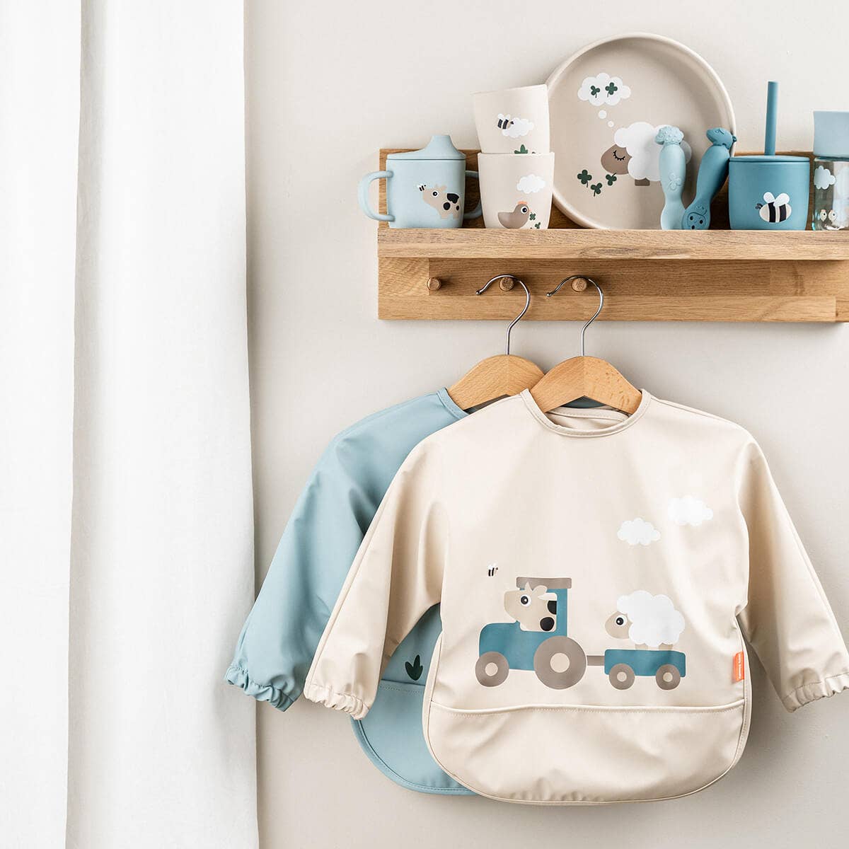 Sleeved pocket bib Tiny farm Sand