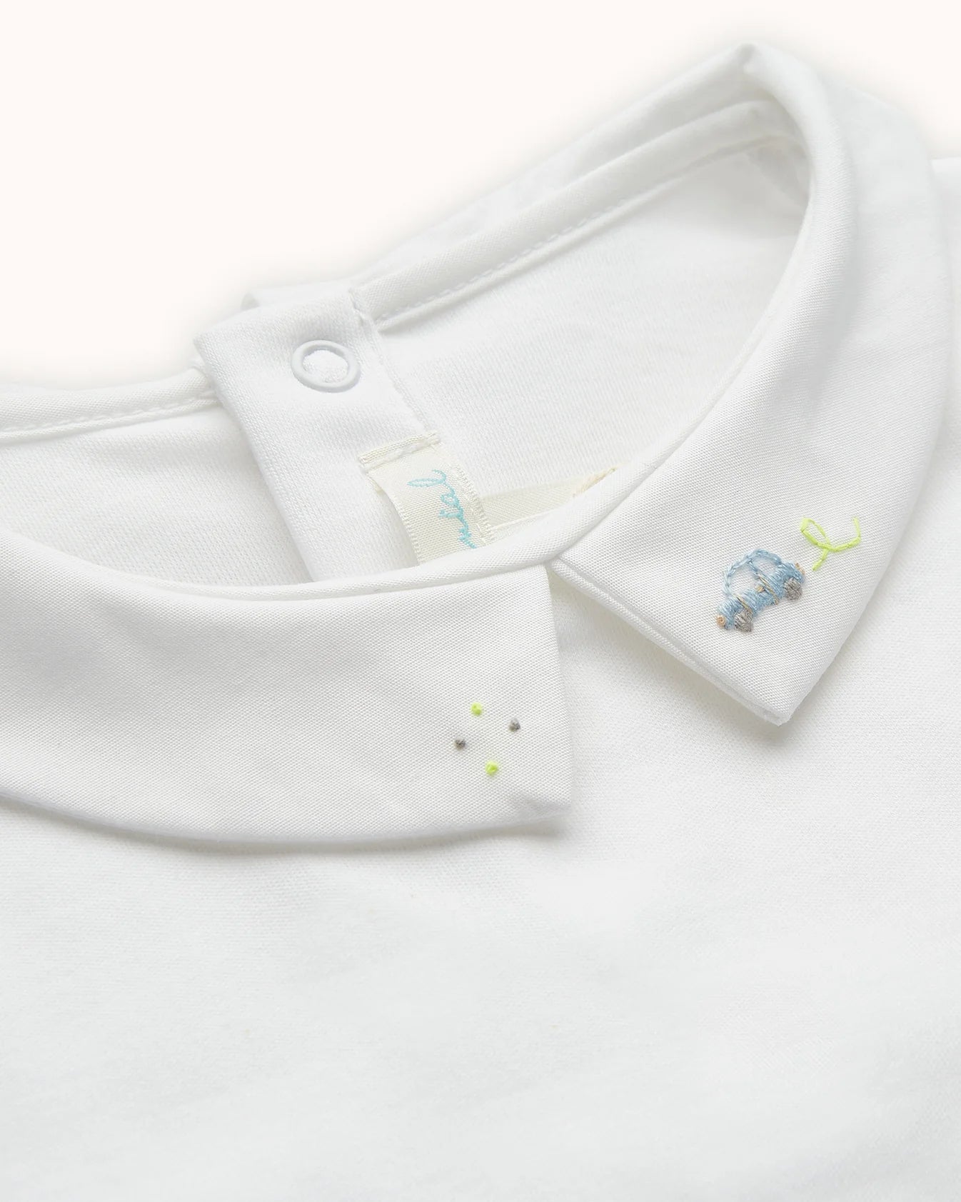 ETHAN - EMBROIDERED POINTY COLLAR ONESIE - CAR