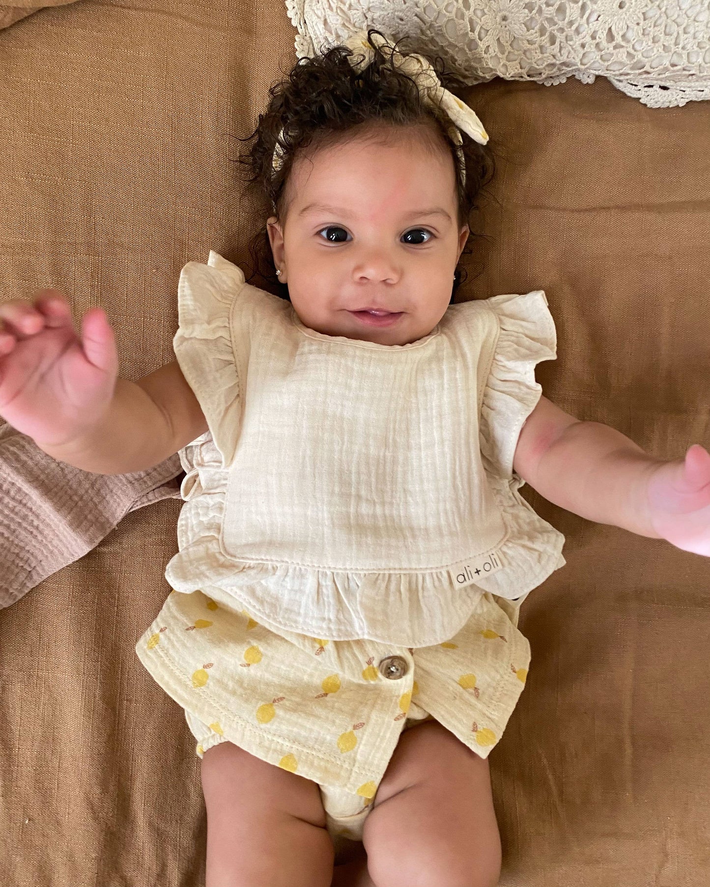 Muslin Cotton Ruffle Baby Bib (Ivory)