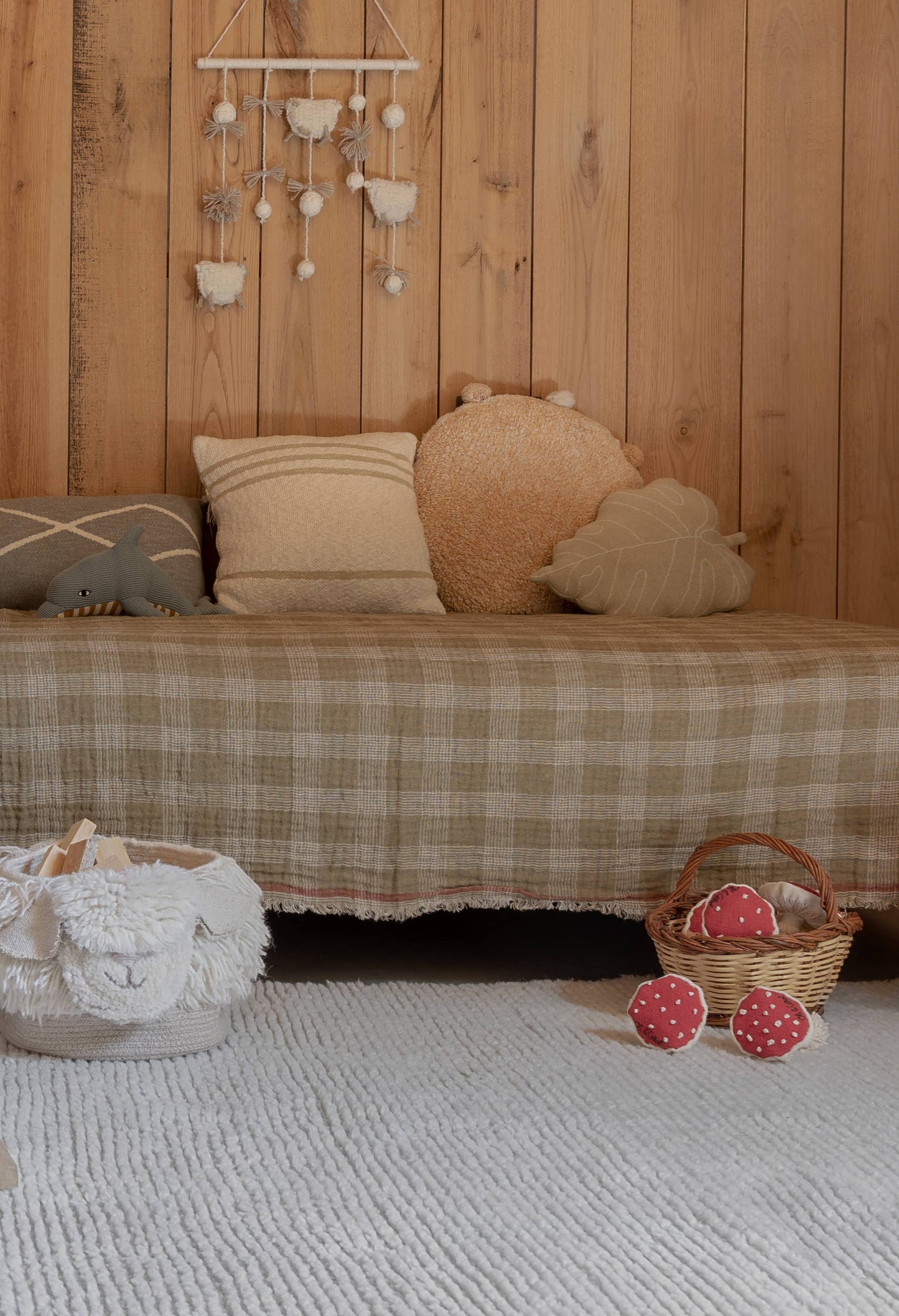 Knitted cushion Baby Leaf Olive: 100% cotton 
Filler: 100% polyester / 11" x 1' 4"