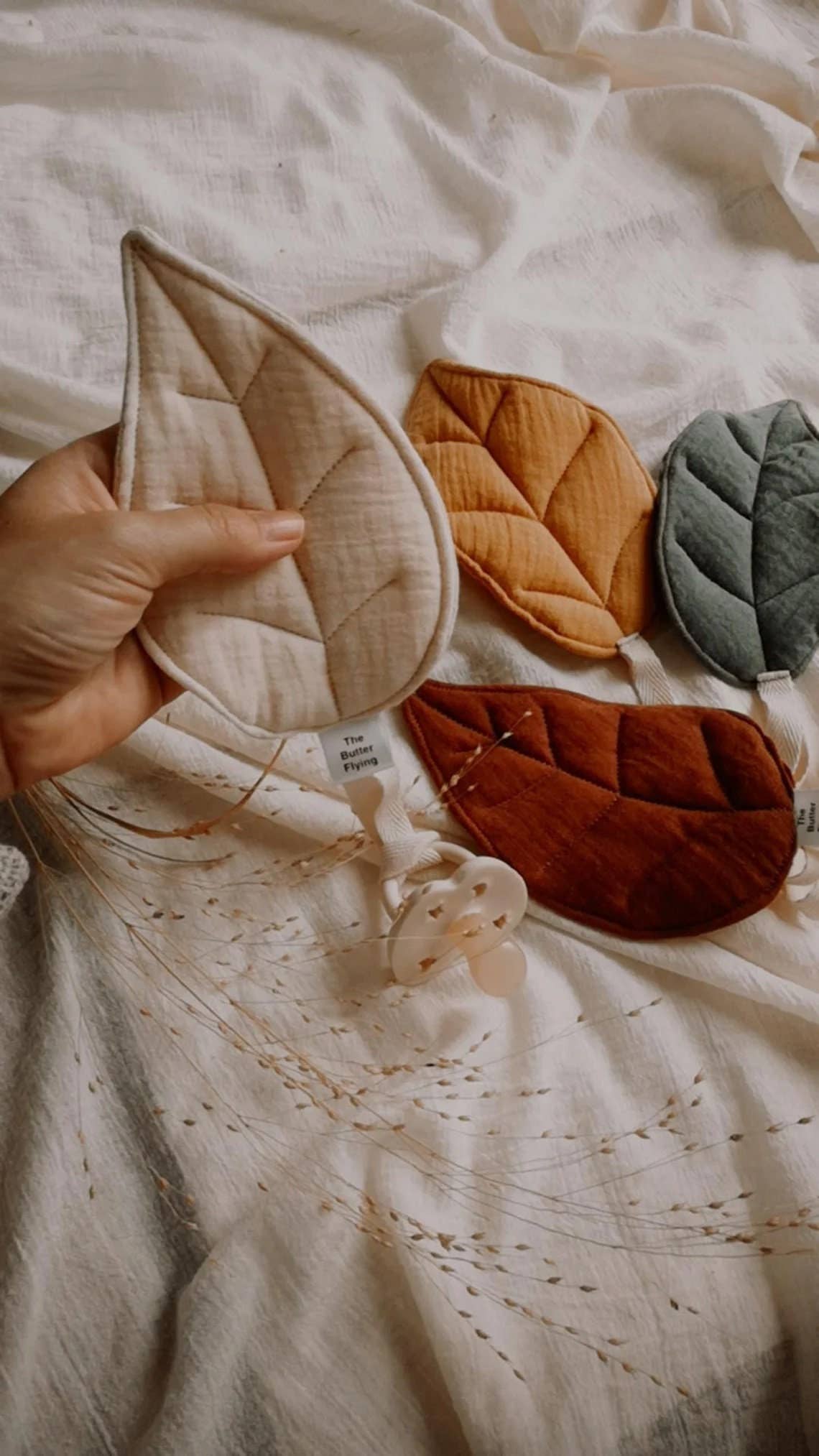 Leaf pacifier clip: SAGE GREEN