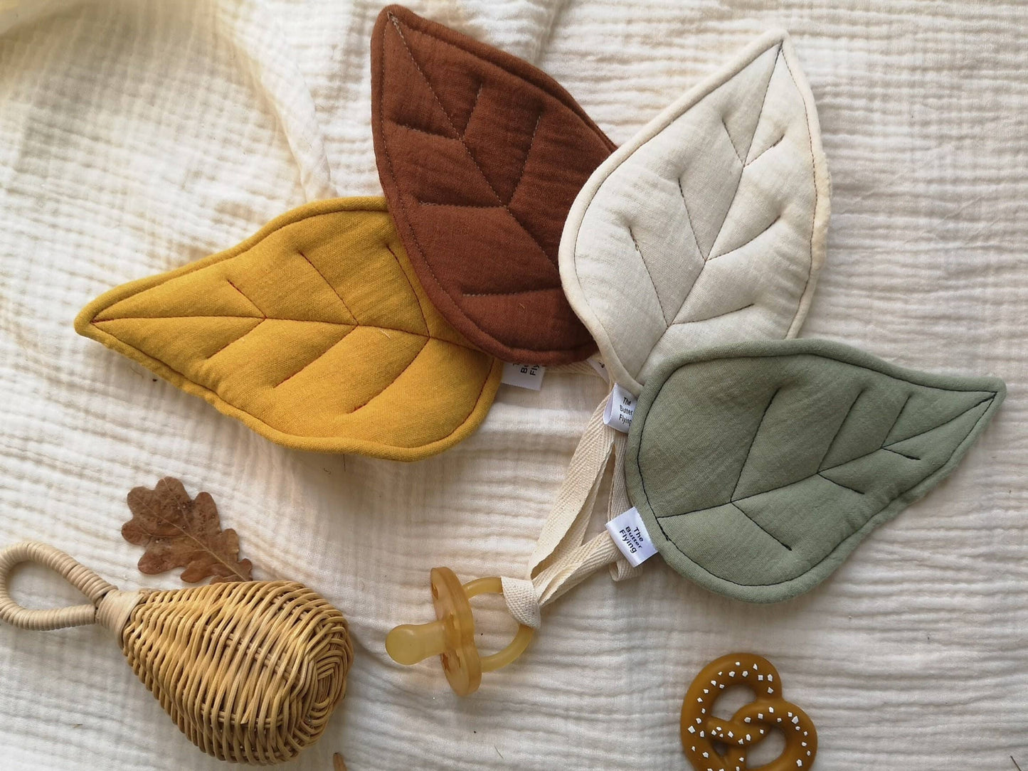 Leaf pacifier clip: NATURAL IVORY