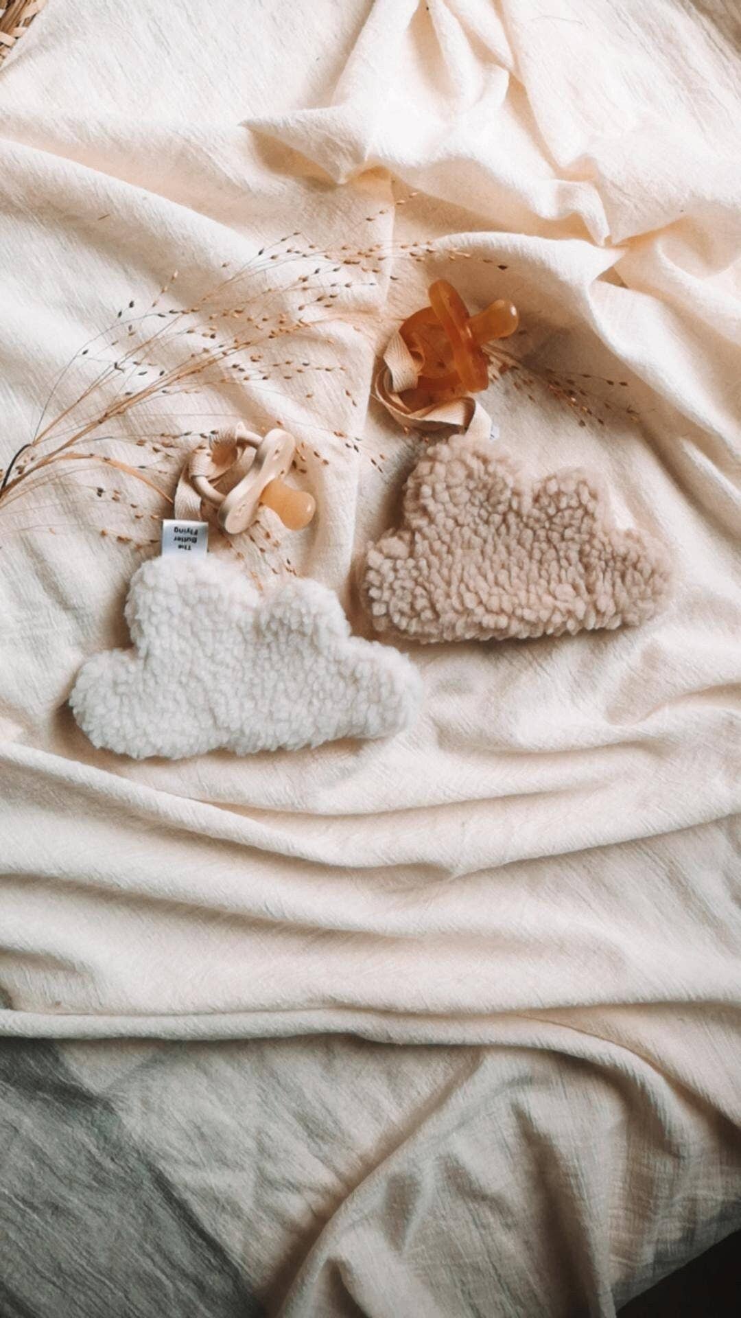 Cloud pacifier clip: Ivory