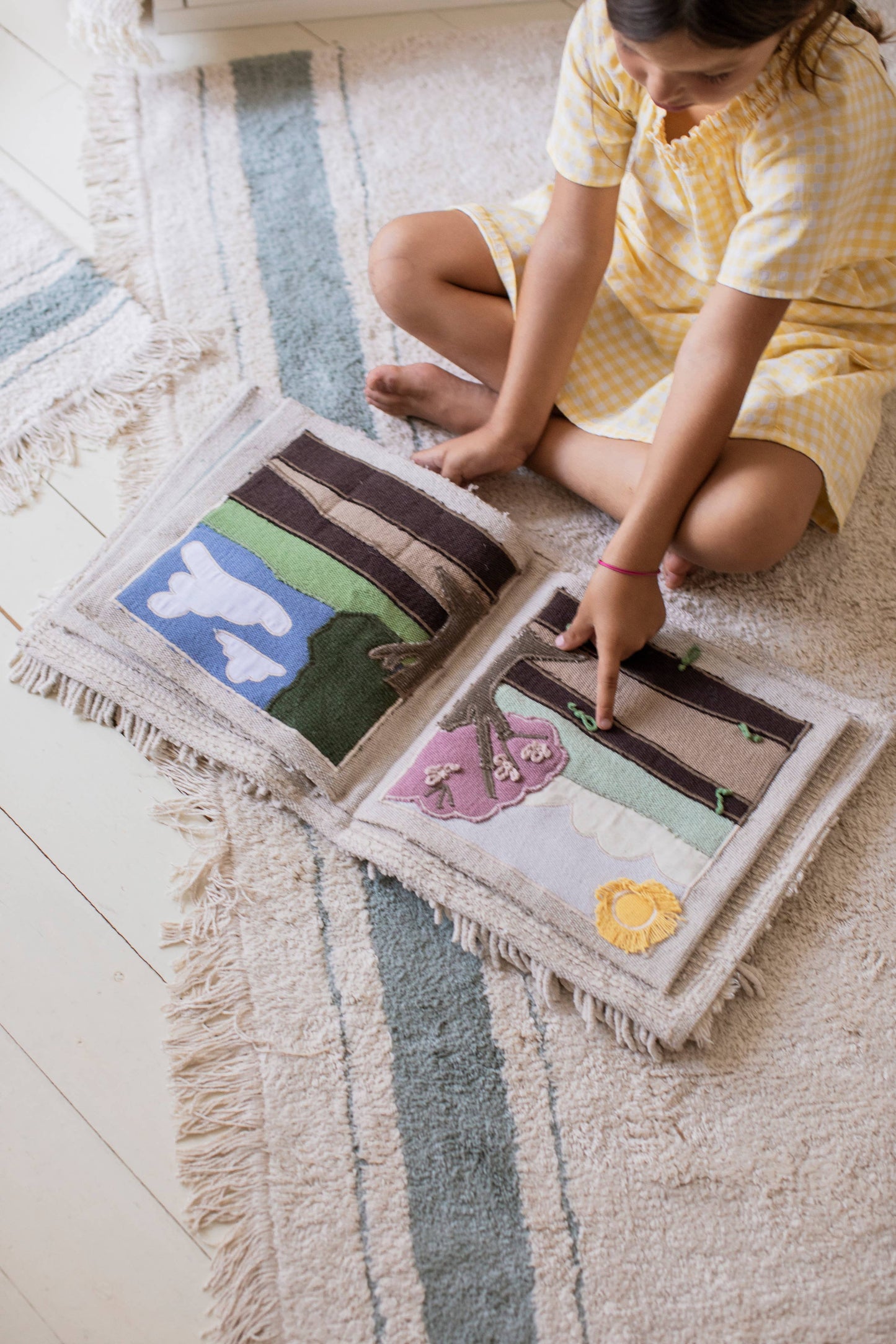 Textile book "Cool kids eat healthy": 97 % cotton 3 % other fibre / 1' x 11"